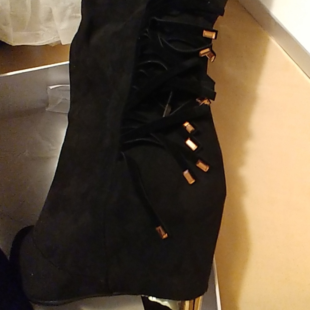 Boots - Picture 4 of 5